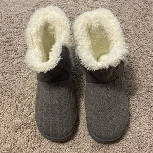 Comfy house slippers. Rarely worn. Size 5-6.
